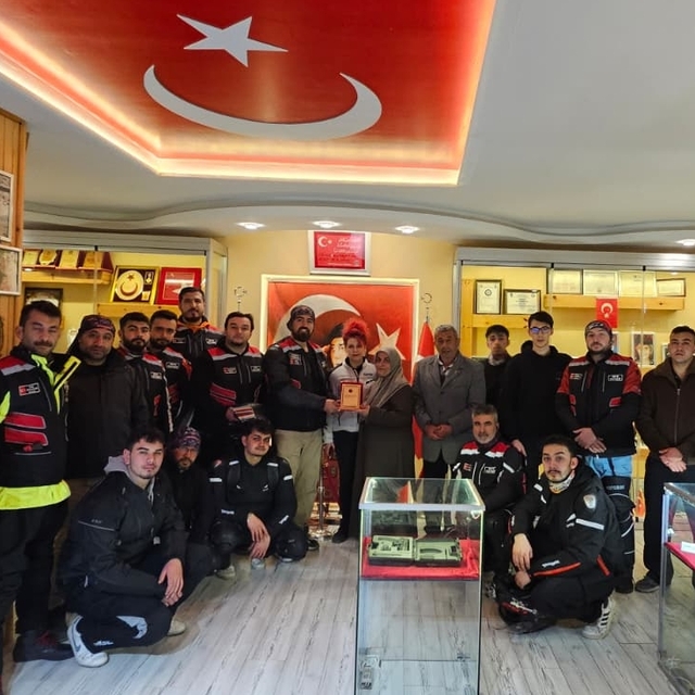 Kayseri'de motosikletliler 15 Temmuz şehidi Cennet Yiğit'in anı evini ziyar...