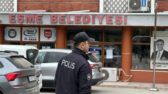 Eşme'da Başkan Tozan, eşi ve 3 şüpheliye irtikap gözaltısı