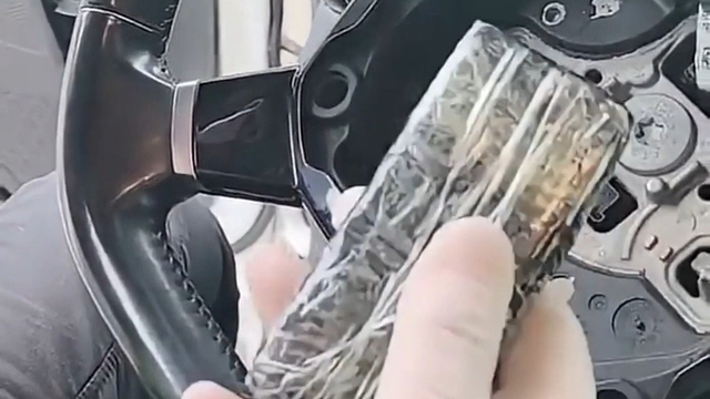 Tırın direksiyonuna gizlenen külçe altın komşuya takıldı