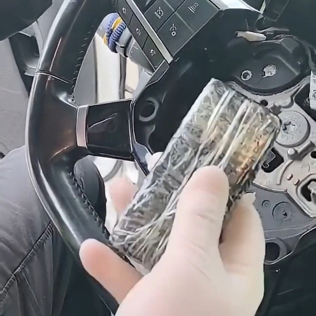 Tırın direksiyonuna gizlenen külçe altın komşuya takıldı