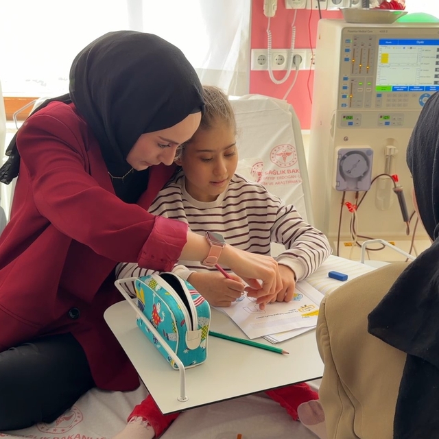 Diyaliz merkezinde 13 yaşındaki Melek için okuma yazma seferberliği