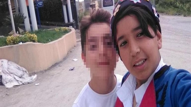 8 yıl önce tüfekle öldürülen Kerem'in ailesinin avukatı duruşma salonunda bastonla olayı canlandırdı