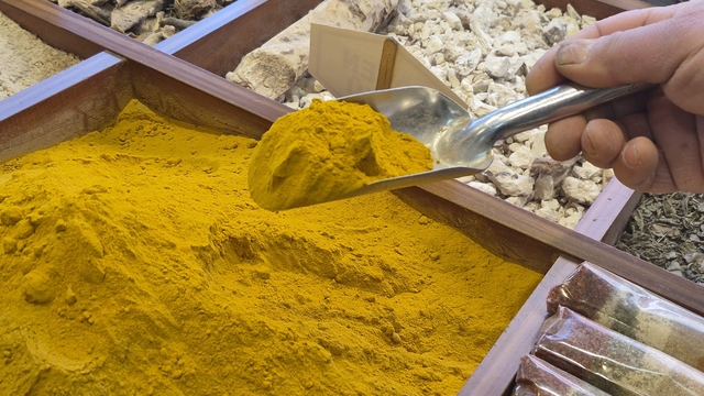 Mevsim geçişlerinde kırgınlığa karşı bu bitkisel karışım öneriliyor
Aktar Koray Özkılıç:
"Ginseng tozu, zencefil, zerdeçal ve havlıcan ile tüketeceğimiz karışık pekmez bağışıklığı arttırır"