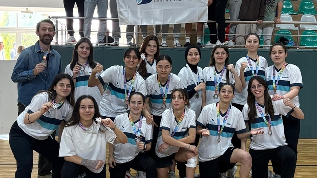 Düzce Üniversitesi salon futbolu kadın takımı 2. Oldu