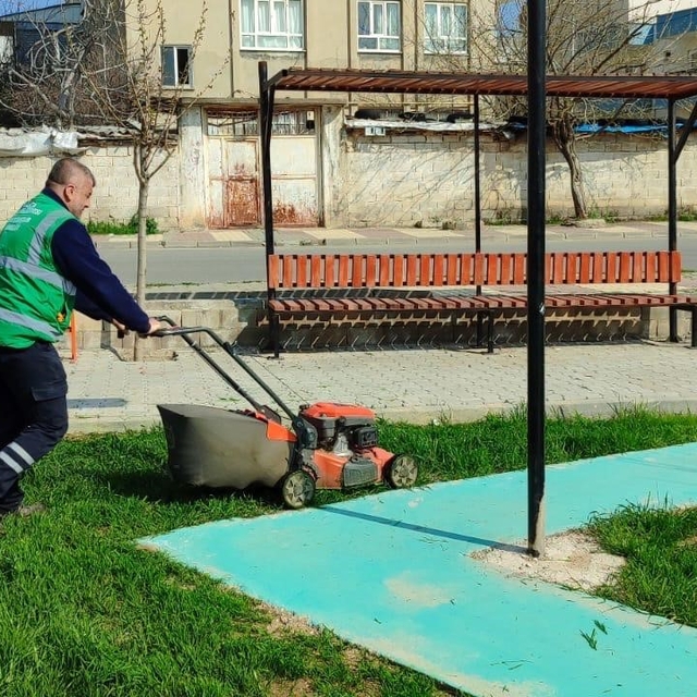 Kahta Belediyesi'nden park ve yeşil alanlarda yoğun yaz mesaisi