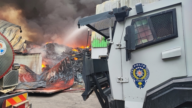 Adana Valisi Yavuz: "Yangın 5 iş yerine sirayet etti ancak çevrelendi"
Adana Valisi Mustafa Yavuz yangının geri dönüşüm tesisinin depo bölümünde çıktığını, 5 iş yerine sirayet ettiğini ancak çevrelendiğini, tehlikeli bir durumun olmadığını söyledi