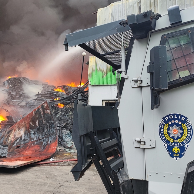 Adana Valisi Yavuz: "Yangın 5 iş yerine sirayet etti ancak çevrelendi"
Adan...