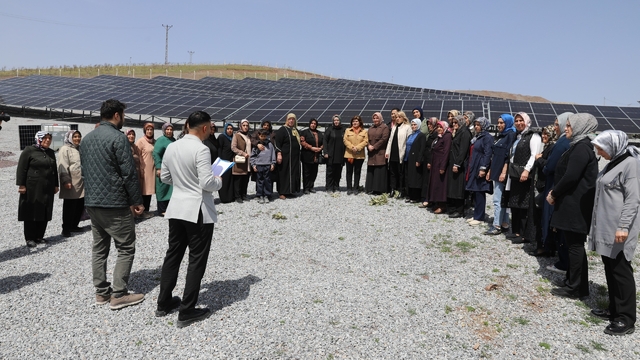 Battalgazi Belediyesi proje ve yatırımları AK Parti Yeşilyurt Kadın Kolları'na tanıtıldı