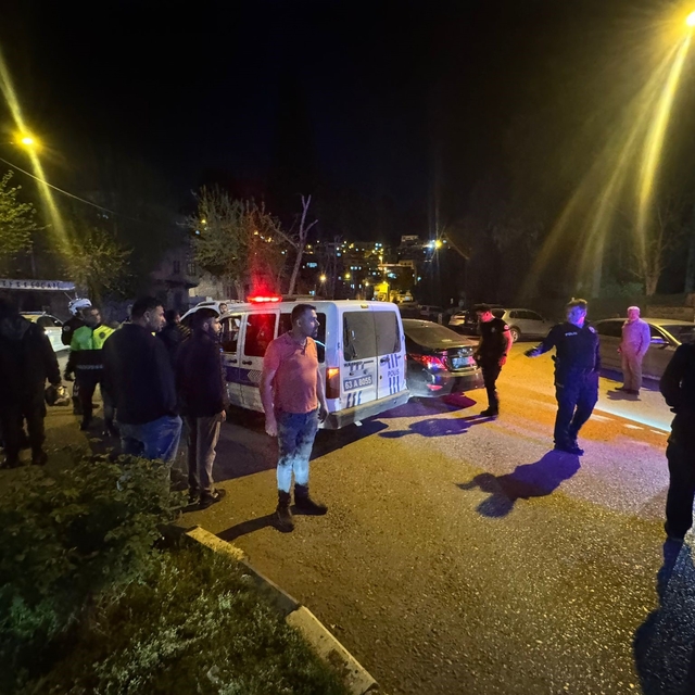 Bıçaklı kavgayı polis havaya ateş açarak sonlandırdı