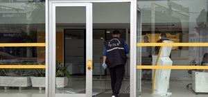 Bankanın kapı camını kırıp kaçtılar