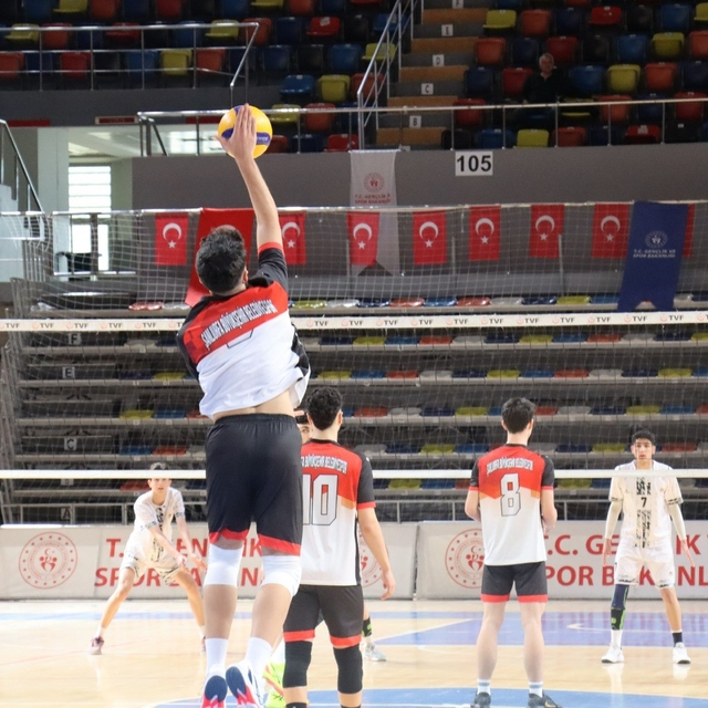 Şanlıurfa Büyükşehir Belediyesi genç erkekler voleybol takımından filede ik...