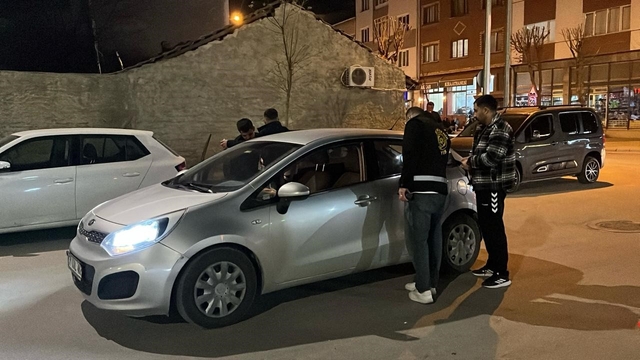 Eskişehir'de asayiş ve trafik uygulamaları sürüyor
Dün gece 22 ekip ve 74 personelin katıldığı uygulamalarda 329 şahıs ve 163 araç sorgulandı