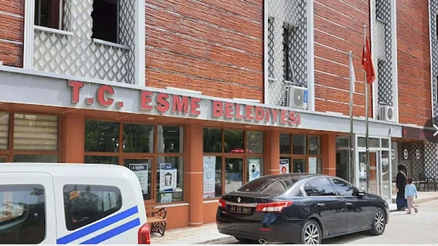 Eşme Belediyesi'ne 'irtikap' soruşturması: Başkan ve eşi dahil 5 gözaltı