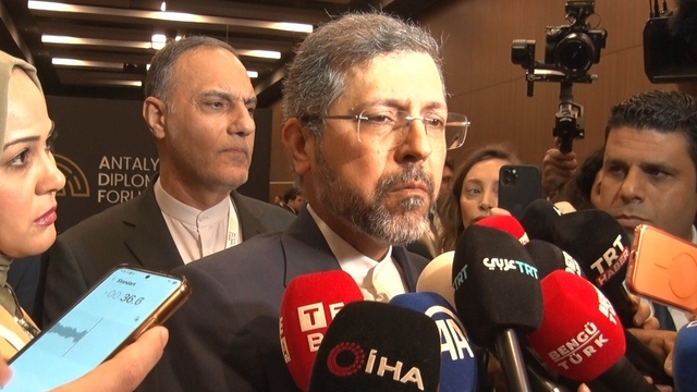 İran Dışişleri Bakan Yardımcısı Said Hatibzade "Diplomasinin kullanıldığı ve ardından yeniden savaş başlatıldığı bu kısır döngü sona ermeli"
"Küresel ekonomi de bunun bedelini ödüyor. Buna onlar karar verdi. Bu, sebepsiz bir saldırganlıktı, sebepsiz bir savaştı ve Amerikalıların tercih ettiği bir savaştı"
"Hürmüz Boğazı İran'ın karasularındadır"