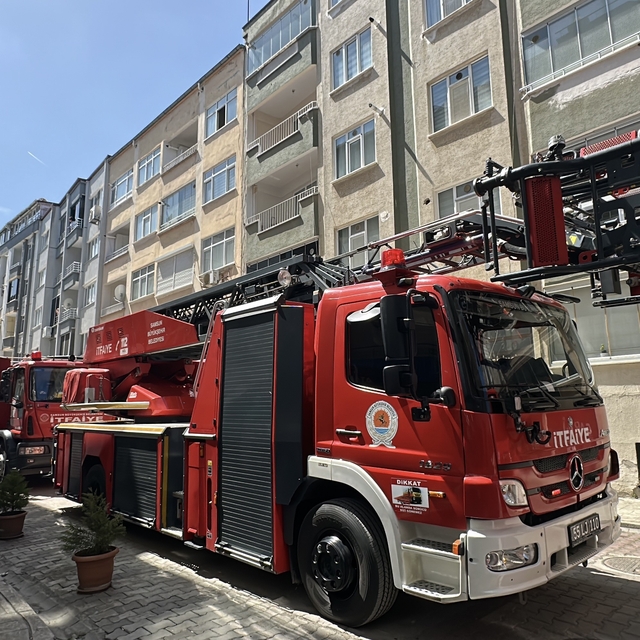 Balkonda yanan koltuk paniğe yol açtı