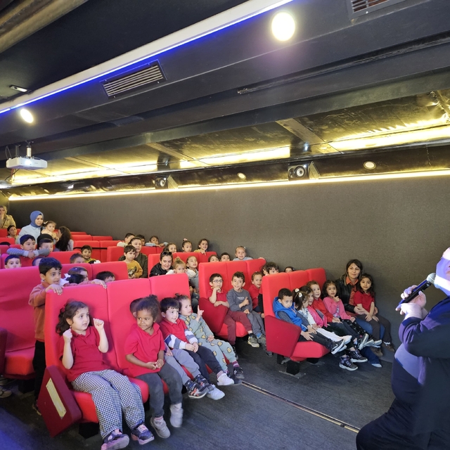 300 öğrenci tırda sinemayla buluştu