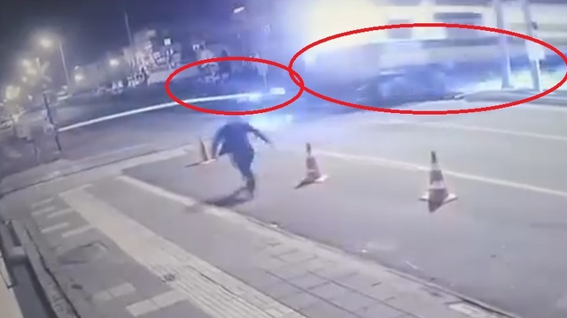 Otomobilin yük trenine çarptığı kaza kamerada