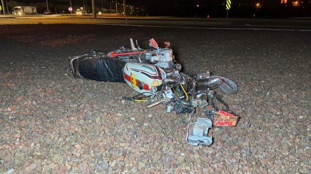 Refüje çarpıp parçalanan motosiklette 2 kişi yaralandı