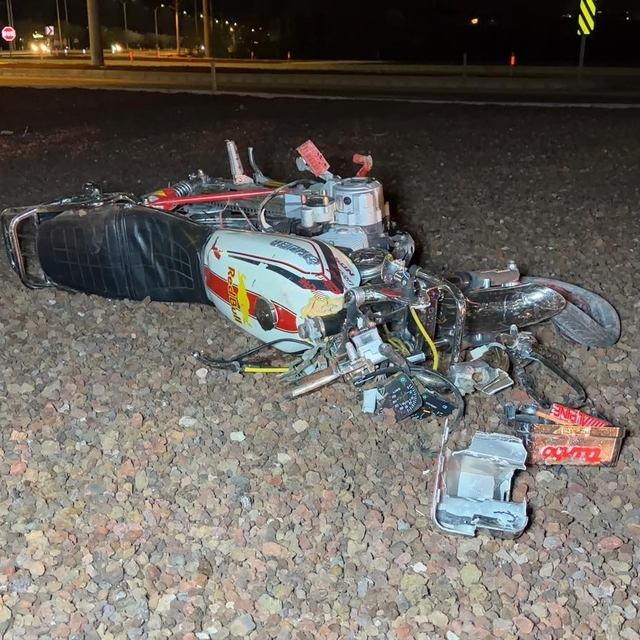 Refüje çarpıp parçalanan motosiklette 2 kişi yaralandı