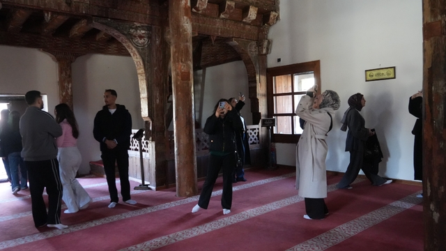 Üniversite öğrencileri, UNESCO Dünya Miras Listesi'nde Çivisiz Cami'ye hayran kaldı