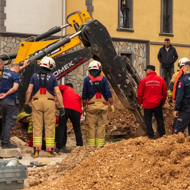 Hayatını kaybeden işçinin cansız bedeni göçük altından çıkarıldı