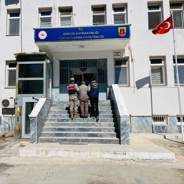 Birecik'te aranan 2 şahıs yakalandı