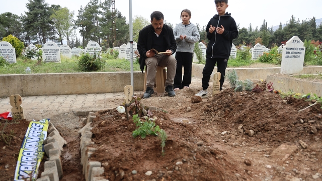 Saldırıda ölen 4 öğrencinin mezarında hüzün ve gözyaşı hakim
Ölen çocukların mezarlarına şeker konuldu