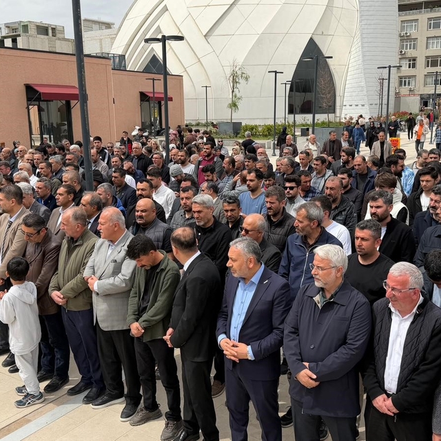 Okul saldırısında hayatını kaybedenler için gıyabi cenaze namazı kılındı