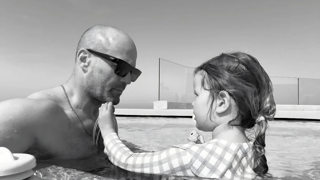 İngiliz oyuncu Jason Statham'dan sonsuzluk havuzunda poz