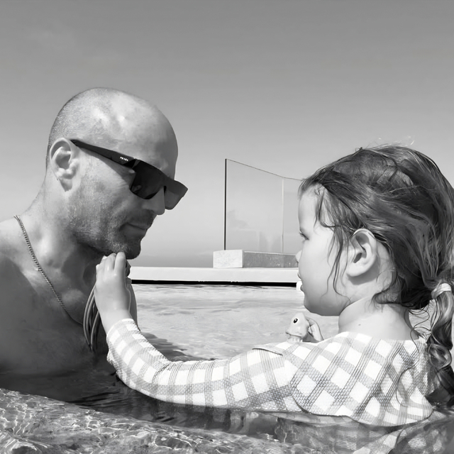 İngiliz oyuncu Jason Statham'dan sonsuzluk havuzunda poz