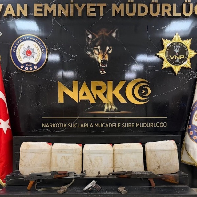 Başkale'de 162 kilo asetik anhidrit maddesi ele geçirildi