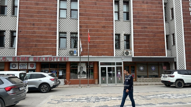 Eşme Belediyesi'ne yönelik 'irtikap' soruşturması kapsamında Başkan Tozan, eşi ve 3 şüpheli gözaltına alındı