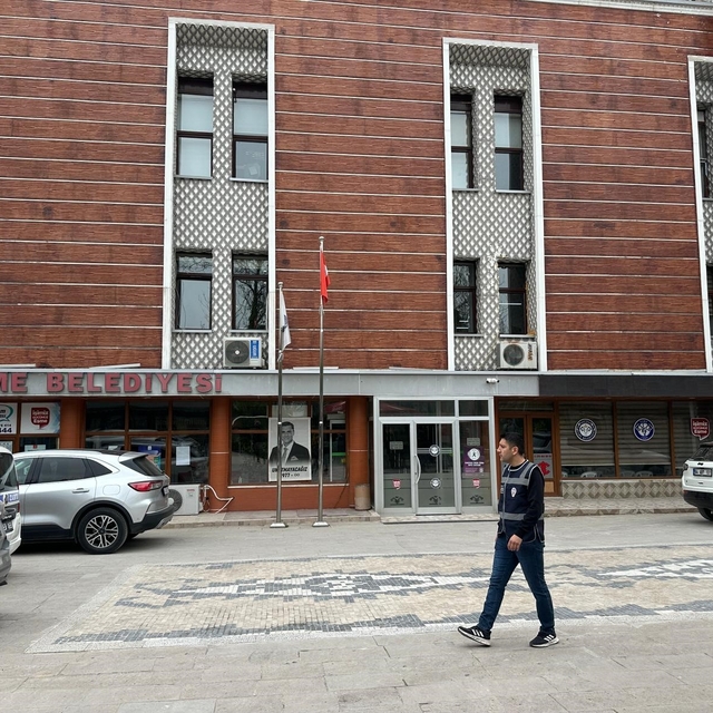 Eşme Belediyesi'ne yönelik 'irtikap' soruşturması kapsamında Başkan Tozan,...