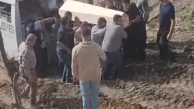 Altınları için öldürülen anne ile oğlu toprağa verildi