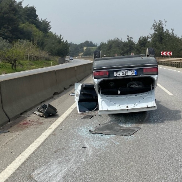 Kontrolden çıkan otomobil takla atıp ters durdu