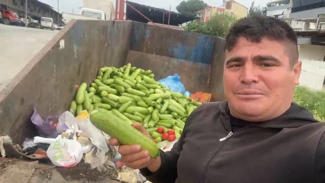 Toptancı halinde çöpe atılan sebzelere tepki
"Bunları yapanlar utansın, bunları dökenler utansın"