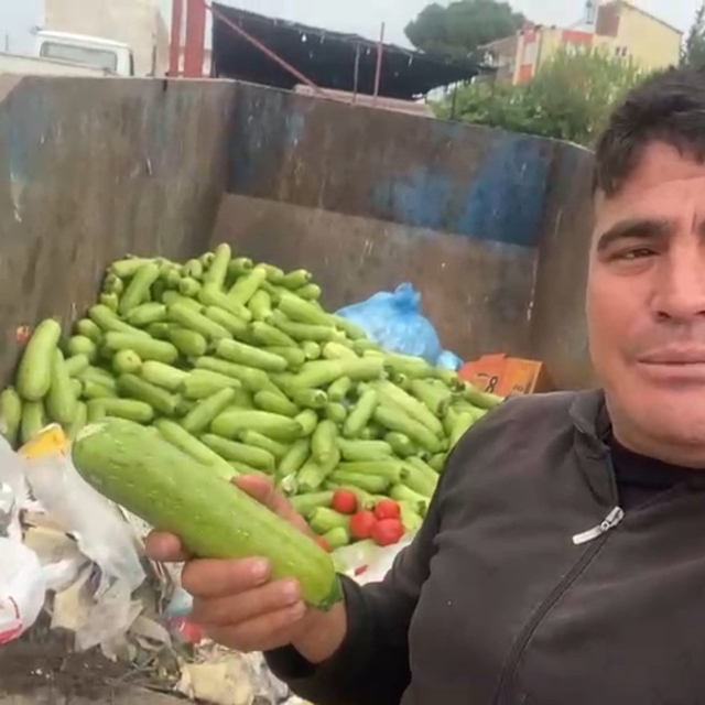 Toptancı halinde çöpe atılan sebzelere tepki
"Bunları yapanlar utansın, bun...