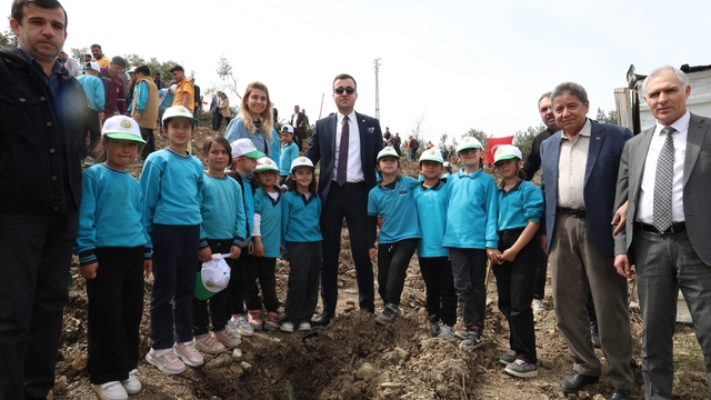 Akdam'da 1000 fidan toprakla buluştu
Yangının kül ettiği orman dikilen fidanlarla yeniden yeşerecek