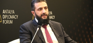 Suriye Cumhurbaşkanı Şara: "Bugün biz Suriye için yeni bir tarih çiziyoruz" "Suriye, ihtişamını ve medeniyetini geri kazanıyor; gelişmişliğini ve doğru tarihini geri getiriyor" "İşgal altındaki Suriye Golanı üzerinde İsrail lehine tanıma yapmasını reddediyorum" "Sanırım bu ayın sonunda seçilmiş Suriye parlamentosunun ilk oturumu yapılacak" "Suriye, yeniden imar siyasetinde yatırım yolunu benimsedi. Uygun iklimi açtı ve yatırımı teşvik etmek için yatırım yasalarını değiştirdi" "Suriye hava sahasının doğu ile batı arasında dünya havacılığına açılması, havayolu şirketleri için birçok kolaylık sağlayacak; aynı zamanda doğu ile batı arasındaki ulaşımı da hızlandıracaktır"