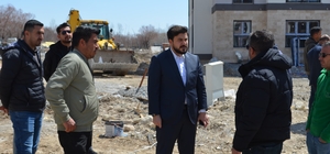 Adilcevaz Belediye Başkanı Akbaba, yapımı süren TOKİ konutlarını inceledi