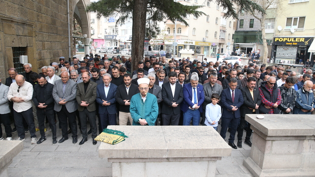 Kayseri ve çevre illerde Kahramanmaraş'taki okul saldırısında ölenler için gıyabi cenaze namazı kılındı