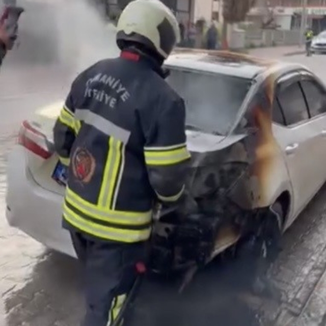 Osmaniye'de yanan otomobile ilk müdahaleyi trafik polisi yaptı