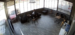 Kimse ne yaptığını anlamadı: Etrafında aracıya etrafında dönen sürücü iş yerine çarptı