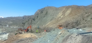 Hakkari-Van kara yolunda çalışmalar sürüyor, ulaşım kontrollü sağlanıyor