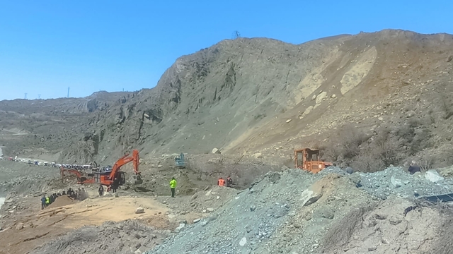Hakkari-Van kara yolunda çalışmalar sürüyor, ulaşım kontrollü sağlanıyor