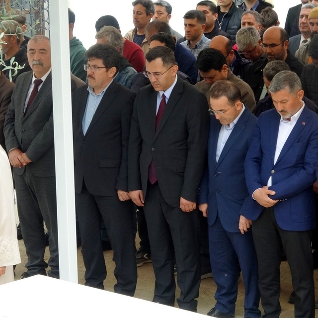 Muğla'da hayatını kaybeden öğrenciler ve öğretmen için gıyabi cenaze namazı...