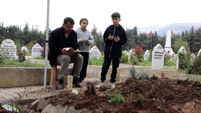 Saldırıda hayatlarını kaybeden öğrencilerin mezarlarını ziyaret edip gözyaşı döktüler