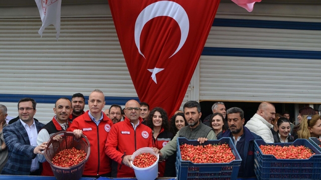 Manisa'da sezonun ilk kirazı 6 bin TL'den satıldı