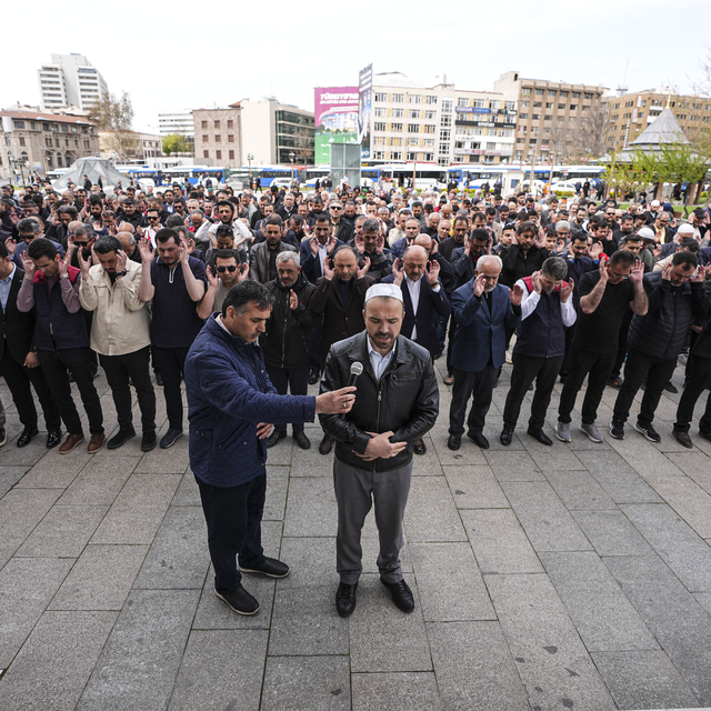 Eğitim-Bir-Sen üyelerinden okul saldırısında hayatını kaybedenler için gıya...