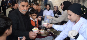 Muş'ta öğrenciler, vatandaşlara çorba ikramında bulundu